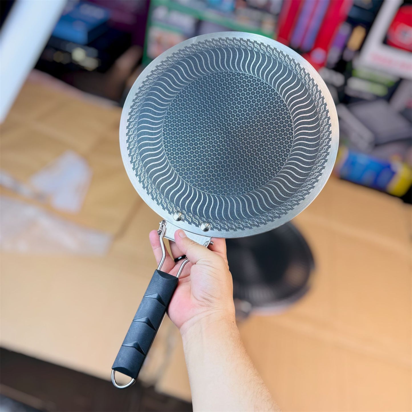 Honeycomb lesser coating tawa with black foldable handle