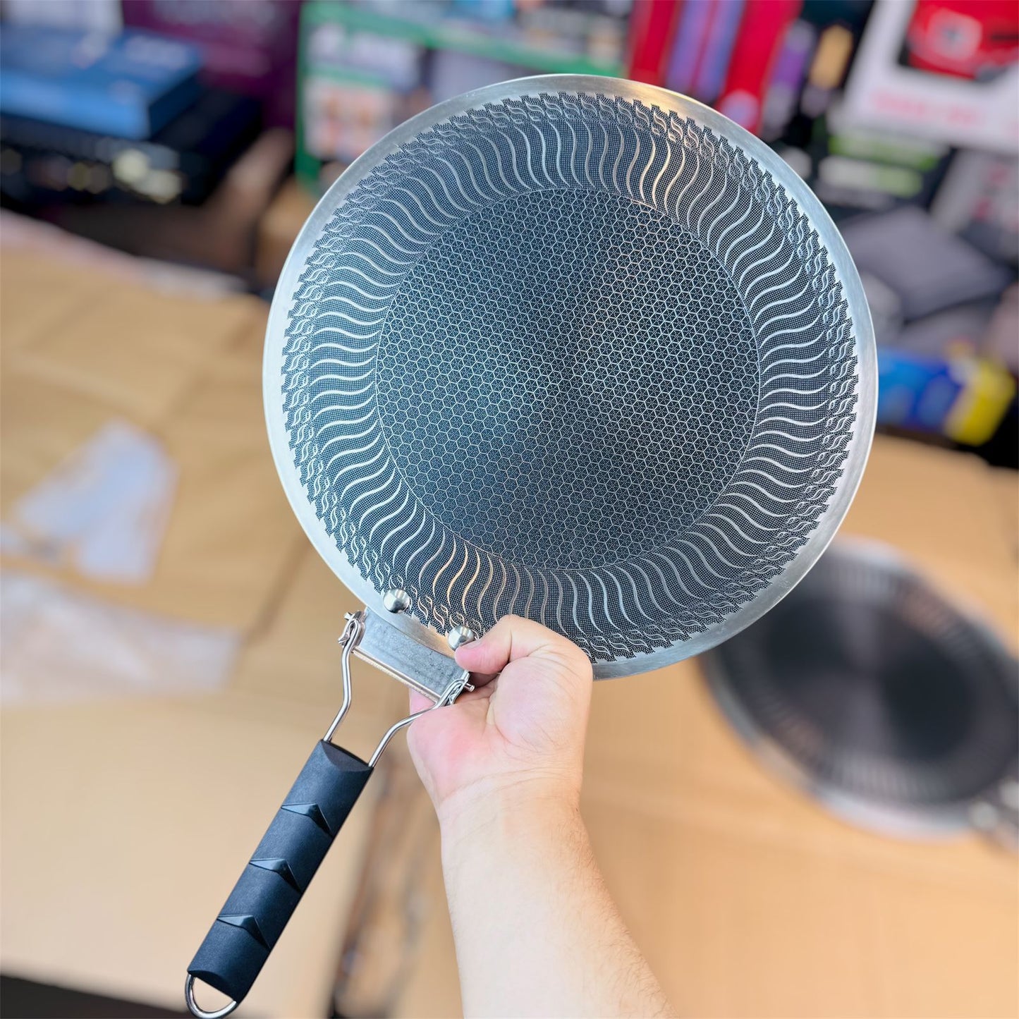 Honeycomb lesser coating tawa with black foldable handle